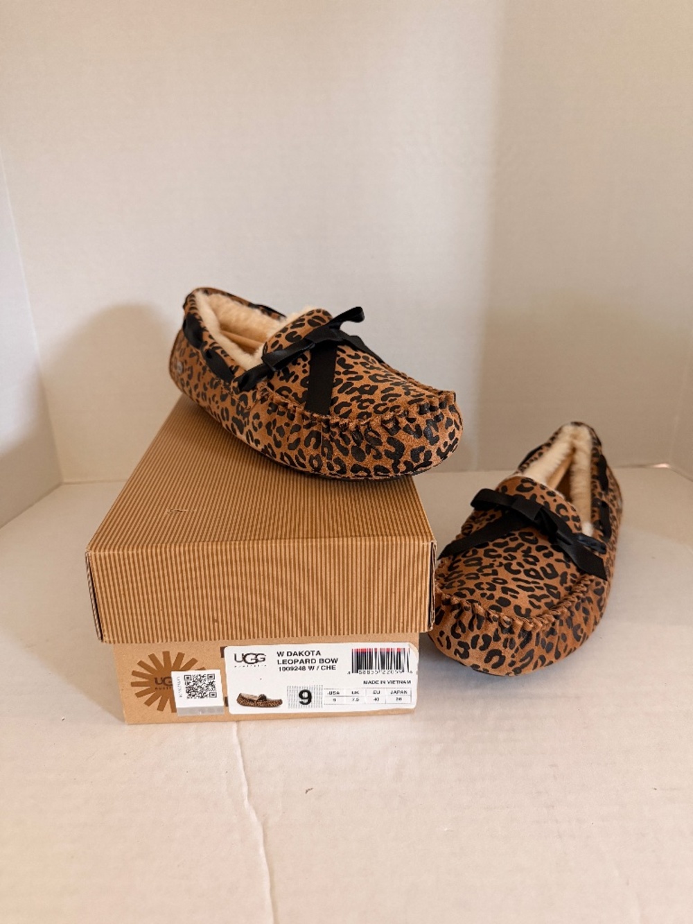 NIB UGG Dakota Leopard Bow Womens Size 9